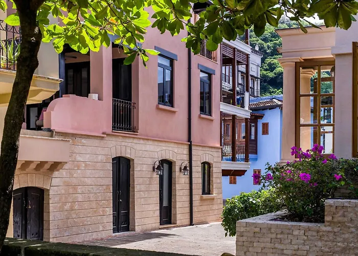 Calle La Ronda At Catalinas
